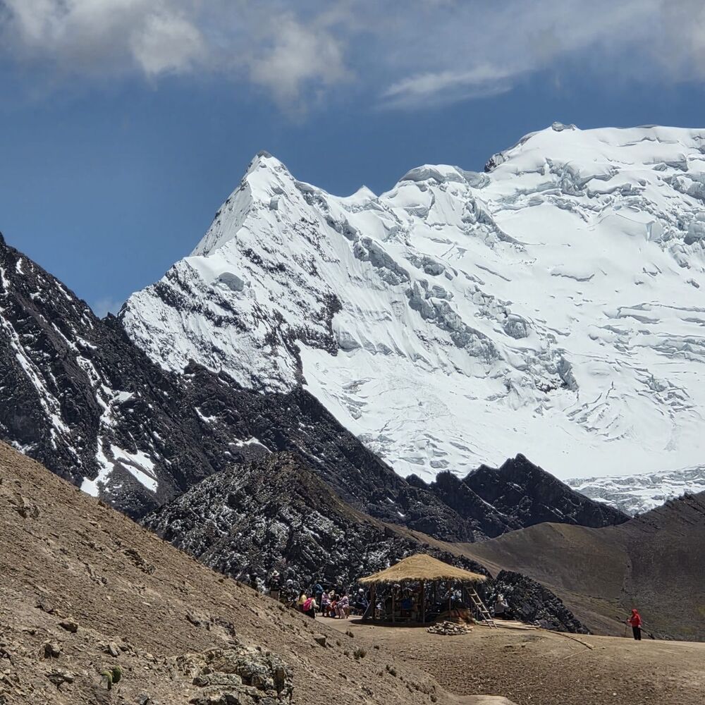Schneebedeckter Andengipfel über einem hohen Gebirgspass in Peru