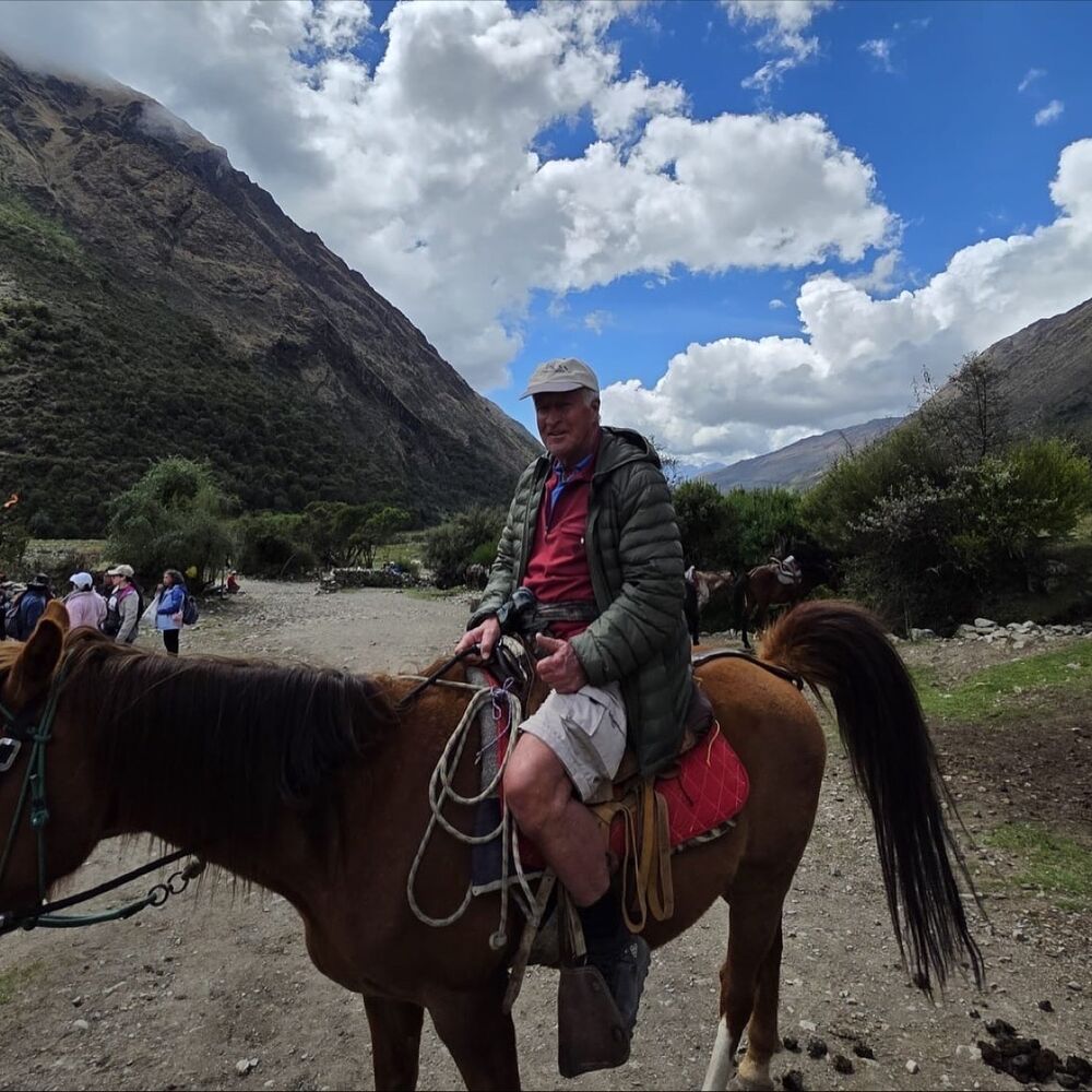 Kurt Hannig zu Pferd auf einem Bergpfad